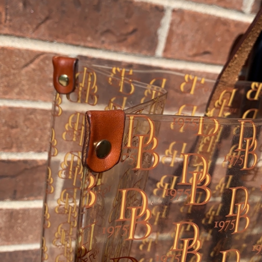 👀Dooney and Bourke Vintage Acrylic Tote Bag👀 - Picture 4 of 16